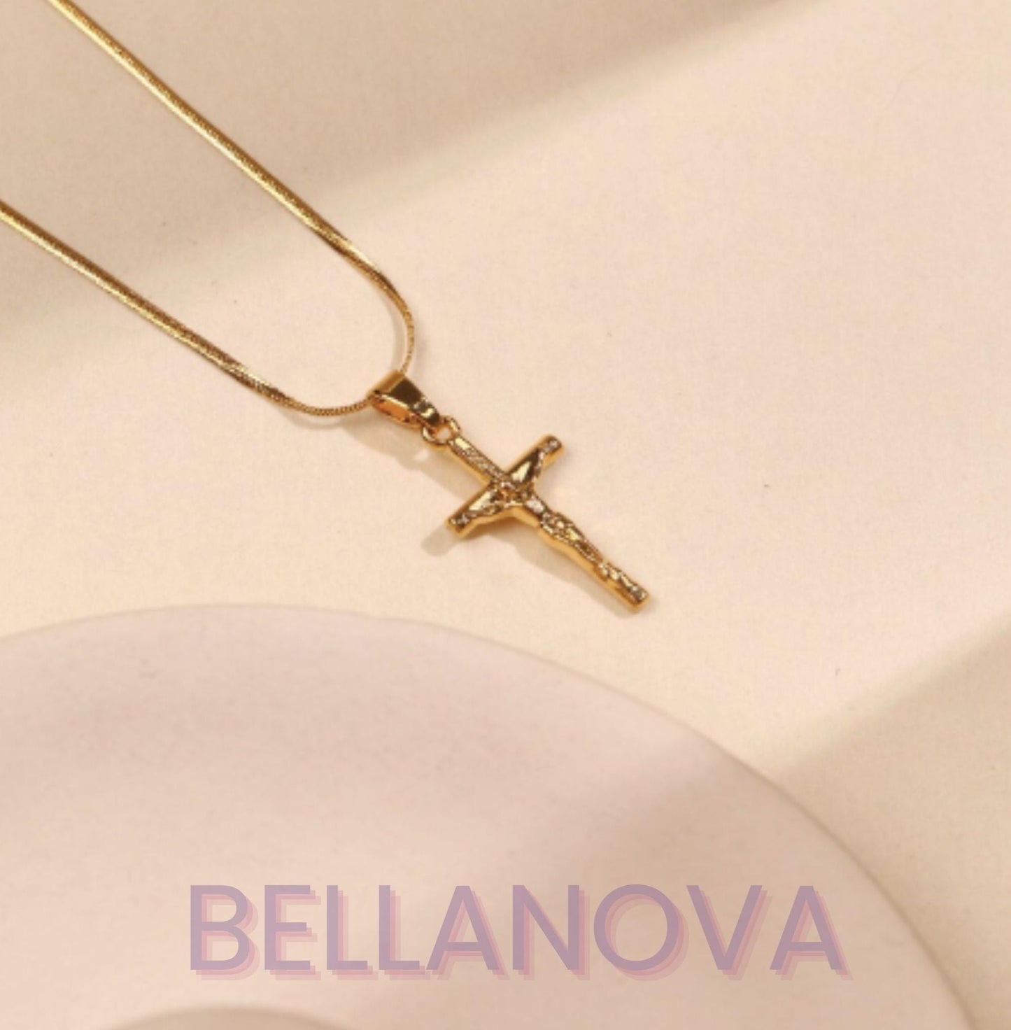 OLIVIA PADANO X BELLA NOVA | Gargantilha com Pingente Sagrado Jesus - Folheado a Ouro 24k+ FRETE GRÁTIS